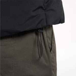 Chaqueta acolchada de lona elegante formal para hombre al por mayor con diseño de capucha de tela transpirable ligera logotipo frontal comodidad durante todo el día - Product Image 5