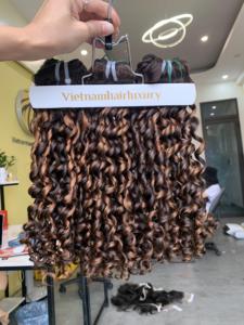 ผมแท้เวียดนามแบบเวอร์จิ้นเรมี่สำหรับขายส่ง แบบพิกซี่เคิร์ล  แบบต่อผมด้วยเครื่องจักร  แบบเส้นเดียว สีพีอาโน - Product Image 1