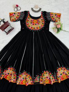 Navratri Special Top-Lehenga con Secuencia de punto chino - Product Image 2