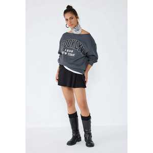 Sudadera Brooklyn Daily Comfort Fit 100% Algodón con Estampado de Letras y Cuello de Lazo - Product Image 3