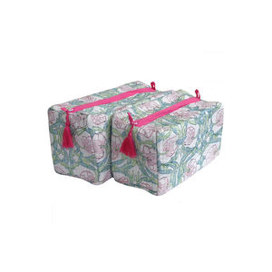 Ensemble de 2 trousses de toilette en coton imprimé à la main de qualité supérieure, rembourrées, avec fermeture éclair, disponibles à la vente - Product Image 1