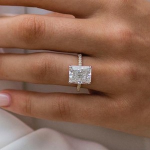 Anillo de compromiso blanco de corte radiante de 12x10mm, anillo solitario de Banda Dorada, aniversario de Boda nupcial para mujer - Product Image 1