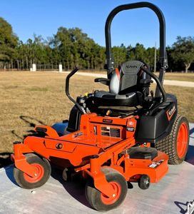 รถแทรกเตอร์ขนาดเล็กคูโบต้าพร้อมเครื่องตัดหญ้า - Product Image 1