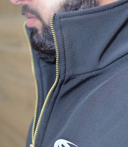 เสื้อแจ็คเก็ตบอมเบอร์ผ้าแคนวาสผู้ชายแบบยาว ปรับแต่งโลโก้ได้  บางเบา สวมใส่สบาย เหมาะสำหรับฤดูหนาว  แบบวาร์ซิตี้  กันลม  ติดซิป  คอตั้ง  ปักลาย - Product Image 4