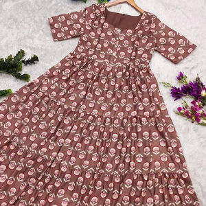 Belle robe maxi d'été avec des imprimés de coton doux pur et riche - Product Image 1