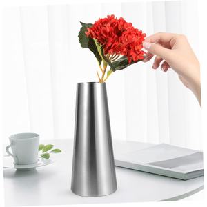 Design moderne Vase à fleurs en métal doré mat Décoration intérieure de luxe avec revêtement en poudre pour de superbes compositions florales - Product Image 2