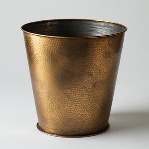 Pot de tuyau de finition antique en laiton doré fait à la main rustique parfaitement conçu pour un style de jardin intérieur élégant et saisonnier - Product Image 5