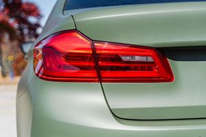 BMW M5 Competition 2019, pack exécutif, intérieur clair non modifié, berline, 617 ch, V8 biturbo, transmission intégrale, essence électrique, conduite à gauche, en vente - Product Image 4