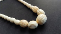 Colliers en perles d'os de buffle sculptées à la main en gros, bijoux ethniques tribaux bohèmes, accessoires de mode artisanaux pour déclaration de style