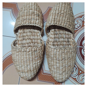Pantoufles en jacinthe d'eau, tissées à la main avec doublure en tissu, pour les chambres d'hôtel, usage intérieur, fabrication vietnamienne - Product Image 1