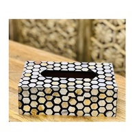 Boîte à mouchoirs artisanale personnalisée en résine écologique et bois, avec intérieur en nacre et coquillages polis, décoration intérieure