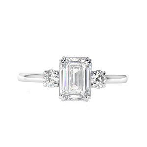 Bague de fiançailles en diamant taille émeraude 3 pierres pour femme - Product Image 5