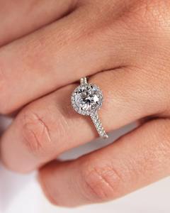 Bague de fiançailles CZ coupe ronde de 8mm avec halo et pavé en argent | Bijoux de mariage élégants - Product Image 2