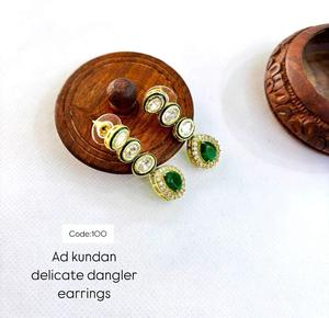 Boucles d'oreilles Kundan antiques inspirées de Meenakari traditionnels avec des gouttes de perles Bijoux de temple fabriqués en Inde pour les femmes - Product Image 4