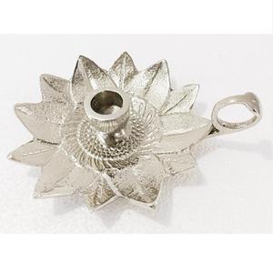 Un palo de cámara de plata de ley con forma circular con un candelabro central de borde elevado y mango de bucle - Product Image 3