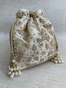 BORDADO CON ESTILO Y HERMOSO EN BOLSAS DE POTLI DE SEDA CRUDA CUENTAS DE CRISTAL EMBELLECIDAS, TRABAJO DE PERLAS PARA FIESTA/BODA @ 2024 - Product Image 2