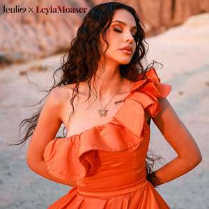 Collier chaîne en acier inoxydable plaqué or Jeulia X Leyla, motif léopard sauvage et papillon - Product Image 2