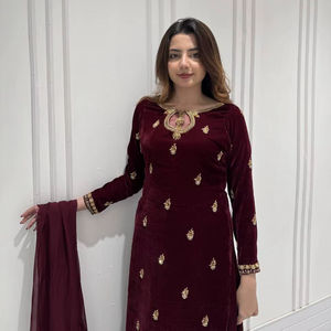 COLECCIÓN DE TERCIOPELO DE DISEÑADOR PARA ESTA TEMPORADA DE INVIERNO, NUESTRO EXCLUSIVO CONJUNTO DE 3 PIEZAS PLAZZO CON BORDADO DE LENTEJUELAS PARA MUJER - Product Image 1