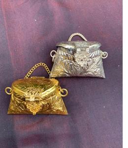 Mini bolsas de metal en relieve de latón con Cadenas de metal ideales para su uso por niños y adecuados para su reventa en tiendas de accesorios de moda - Product Image 2