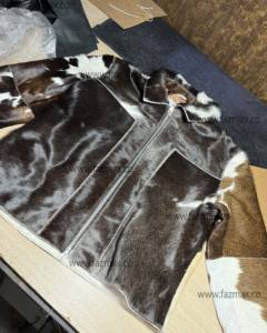 Veste en cuir de vachette de style High Street pour hommes avec poils et fermeture à glissière imprimée vache, décoration à bouton pour l'automne et l'hiver - Product Image 6