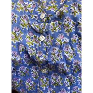 Blusa de Mujer Talla XL con Estampado Floral Estilo Jardín Francés, Top de Popelina con Bloques de Color Hechos a Mano, Logotipo Bordado, Cuello Asimétrico, Botones, Formal - Product Image 1