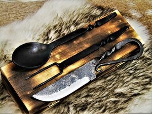 Juego de cubiertos de metal de 3 piezas de estilo medieval forjado a mano de la mejor calidad, mango de diseño retorcido elegante a bajo precio - Product Image 2