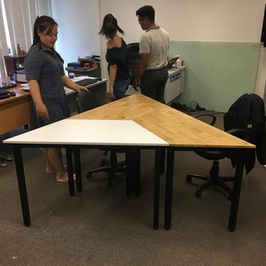 Juego Moderno de 3 Mesas Trapezoidales de Madera de Caucho con Patas de Hierro, Requiere Ensamblaje Tipo Lego, Diseño HBLG004 - Product Image 6