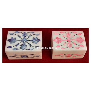 Nouvelle boîte à bijoux en marbre blanc faite à la main avec incrustations de nacre bleue et rose, motif floral, forme rectangulaire, utilisée pour la décoration de la maison - Product Image 1