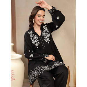 ชุดคูร์ตาผ้าเครปเรยอนสำหรับผู้หญิง ลายพิมพ์สีดำ - Product Image 3