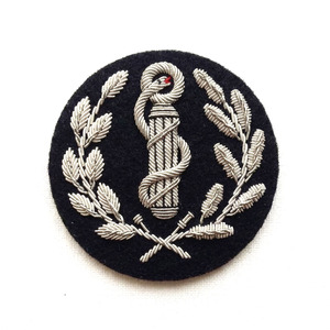 Badges brodés personnalisés avec logo, qualité supérieure, patchs en tissu brodé avec support de fabrication OEM et étiquette privée - Product Image 1