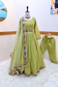 Vestido de trabajo con Secuencia de bordado de seda Chinon de diseñador de Fab Zone para ropa india y pakistaní - Product Image 2