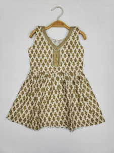 Ensemble Sharara vert olive pour filles Shoryam Fashion, Kurti évasé |   Vêtements ethniques traditionnels en coton pour les mariages, les fêtes et les festivals indiens - Product Image 3