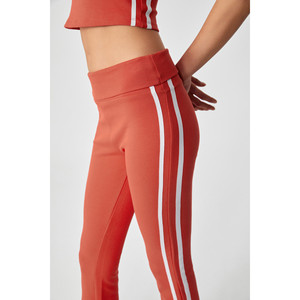 ETHIQUET AZUMA Pantalones deportivos de corte regular con ribete a rayas para mujer - Product Image 4