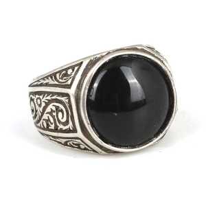 Anillo Elegante para Hombre de Plata de Ley 925 con Piedra de Ónix, Bisel de Acero Inoxidable Chapado en Oro de 18K y Engaste Invisible, Ideal para Regalo - Product Image 3