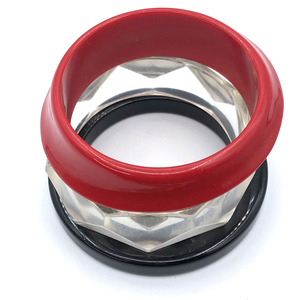 Bracelet jonc fantaisie en résine transparente rouge et noire avec base transparente taille princesse et anneau noir pour mariage, fête et décoration intérieure - Product Image 4