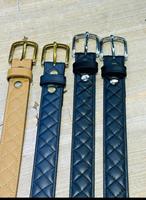 Ceinture de couette C en cuir noir de luxe avec boucle dorée et emblème de créateur Accessoire de taille matelassé fait à la main de qualité supérieure