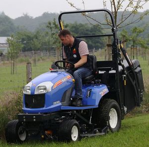 เครื่องตัดหญ้า Iseki SXG 326 ใหม่และมือสอง แบบนั่งขับ สำหรับสวนสาธารณะ งานจัดสวน และการดูแลรักษาภูมิทัศน์ มีสินค้าในสต็อกที่ออสเตรีย - Product Image 2