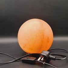 Lampe au sel de l'Himalaya artisanale écologique en forme de bol en forme de sphère sculptée pour la décoration intérieure naturelle et l'ambiance de bien-être - Product Image 3