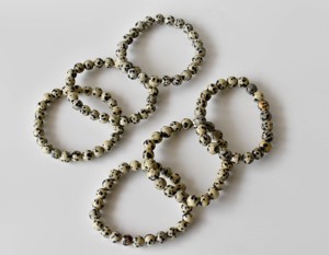ขายส่งกำไลข้อมือคริสตัลดาลเมเชียนแจสเปอร์ขนาด 8 มม. หินธรรมชาติสำหรับการบำบัด การทำสมาธิ และแฟชั่น - Product Image 3