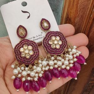 Hermosos pendientes Kundan de calidad superior, pendientes mínimos y de uso diario, pendientes tradicionales indios ligeros y cómodos - Product Image 4