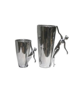 Nouveaux vases en métal de luxe avec design haut de gamme porte-fleurs élégants et modernes décor à la maison parfait conception martelée hommes assis base - Product Image 4