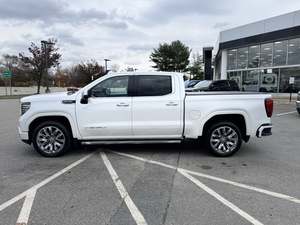 Super White 2024 GMC Sierra 1500 Denali Crew Cab 4WD Volante a la Izquierda Techo Solar R18 Arranque Remoto Asientos de Cuero Paquete Premium Cromado - Product Image 4