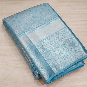 ผ้าส่าหรีวิสโคสสั่งทำพิเศษ ลายปิชวาส ดีไซน์ประณีต ลายดอกไม้และลายเพสลีย์ สีน้ำเงินเงิน สำหรับงานแต่งงาน - Product Image 1