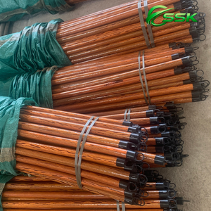 Manche de balai en bois d'eucalyptus 100% de haute qualité du Vietnam, revêtu de PVC, tête de balai en PET, poils festonnés pour usage domestique, prix d'usine - Product Image 1