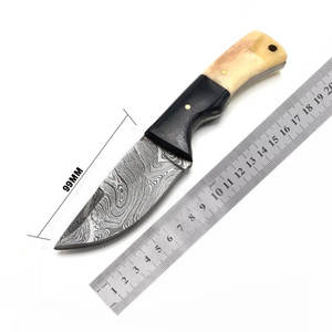 Couteau de chasse à lame fixe en acier damas fait à la main avec gaine en cuir de vache confortable - Product Image 1