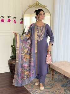 ชุดสูทสไตล์นักออกแบบผ้าเรยอนและฟอยล์พิมพ์ลายปักเรียงตามลำดับอย่างงดงาม - Product Image 3