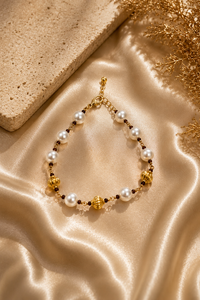 Pulsera de Perlas con Conchas de Latón y Cuentas Doradas Acanaladas |   Pulsera de Cadena Apilable para Mujer - Product Image 3
