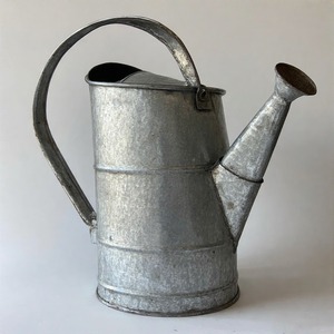 Pichet d'arrosage galvanisé forgé à la main avec une beauté fonctionnelle, parfait pour les plantes de patio, les serres ou les intérieurs de maison - Product Image 2