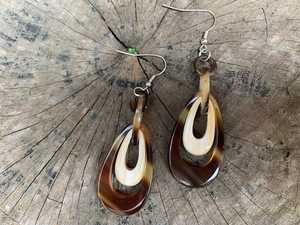 Pendientes de cuerno natural hechos a mano ligeros, elegantes y únicos, ideales para amantes de la moda ecológicos y regalos - Product Image 5