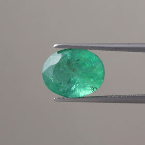 Émeraude Naturelle en Gros Certifiée IGI, Pierre Libre de 5,64 Carats, Coupe Ovale 13x10mm, Vert Premium, Qualité Excellente, Traitement Cire/Huile - Product Image 1